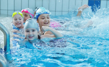 Symbolisches Bild Kindergruppe im Schwimmbecken